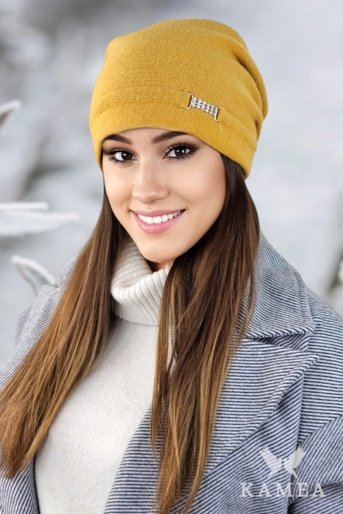 Leonora czapka damska Kamea zimowa, z kryształkami, 80% wełny, rozmiar uniwersalny 54–60 cm, kolor musztardowy
