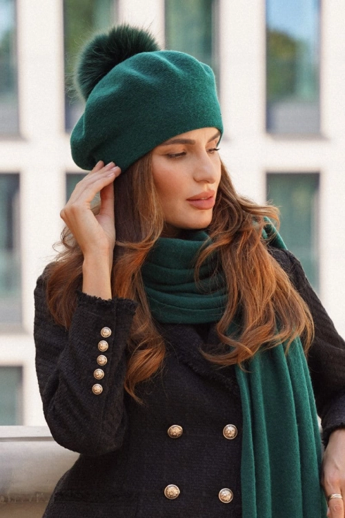 Fuji beret damski Kamea zimowy, z pomponem, 80% wełny, rozmiar uniwersalny 54–60 cm, kolor butelkowa zieleń