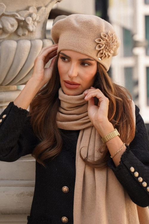 Peonia beret damski Kamea zimowy, 80% wełny, rozmiar uniwersalny 54–60 cm, kolor camel