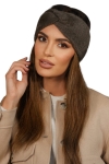YOSHI – brązowa opaska na głowę damska Stylowa i twarzowa opaska na głowę zimowa z miękkiego poliamidu. Subtelna pętelka z przodu i elegancki brązowy kolor – idealna na chłodne dni.