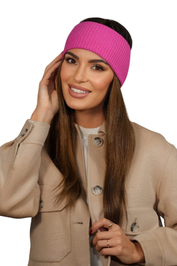KIRBY – malinowa opaska na głowę damska Modna, prążkowana opaska na głowę zimowa z wiskozą i poliamidem. Uniwersalna, wygodna i stylowa – idealna do codziennych i sportowych stylizacji.