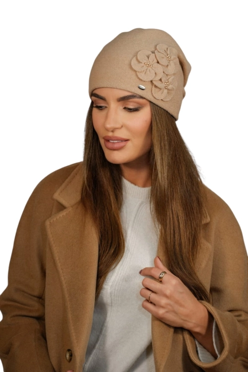 Ambrozja czapka damska Kamea zimowa, 80% wełny, rozmiar uniwersalny 54–60 cm, kolor camel