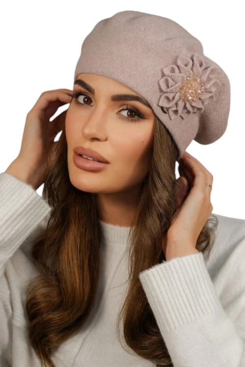 Peonia beret damski Kamea zimowy, kwiatowy motyw, 80% wełny, rozmiar uniwersalny 54–60 cm, kolor różowy