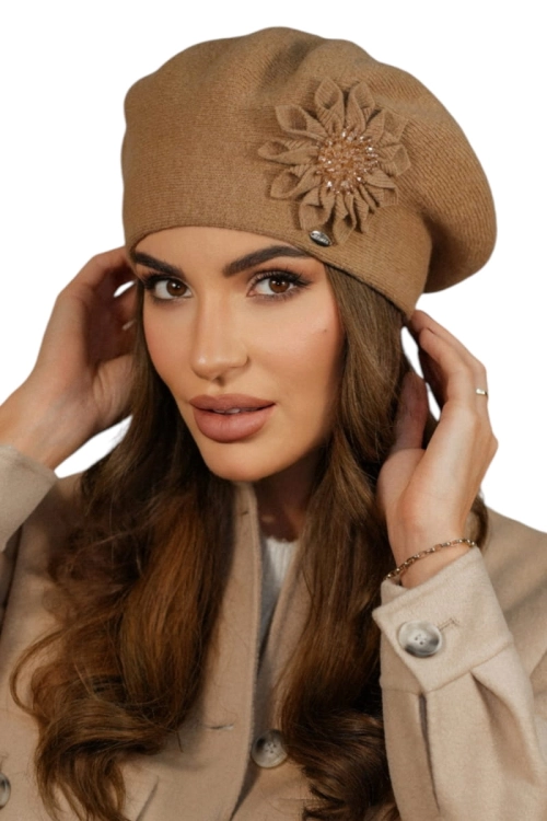 Peonia beret damski Kamea zimowy, 80% wełny, rozmiar uniwersalny 54–60 cm, kolor piaskowy