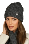 KOSMOS – grafitowa czapka damska Stylowa czapka zimowa damska typu smerfetka z modnym wzorem w zygzak. Miękka, ciepła i elegancka – idealna do codziennych i nowoczesnych stylizacji.