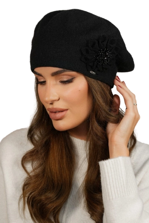 Peonia beret damski Kamea zimowy, kwiatowy motyw, 80% wełny, rozmiar uniwersalny 54–60 cm, kolor czarny