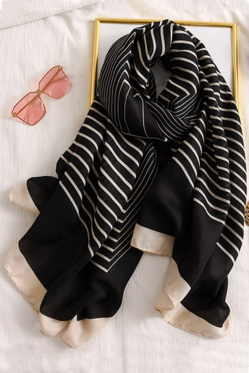 Szalik damski monogram, w paski, 100% wiskozy, 180 × 85 cm, kolor czarny i kremowy