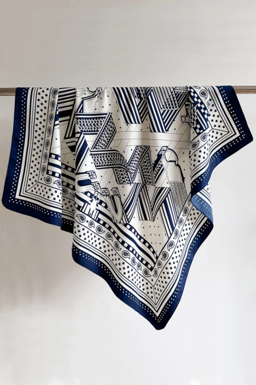 Apaszka damska jedwabiste wykończenie, geometryczny wzór,  90 × 90 cm, kolor granatowy i biały