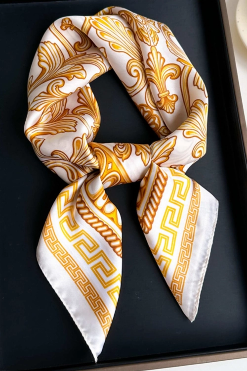 Apaszka damska satynowe wykończenie, barokowe ornamenty,  70 × 70 cm, kolor biały i złoty