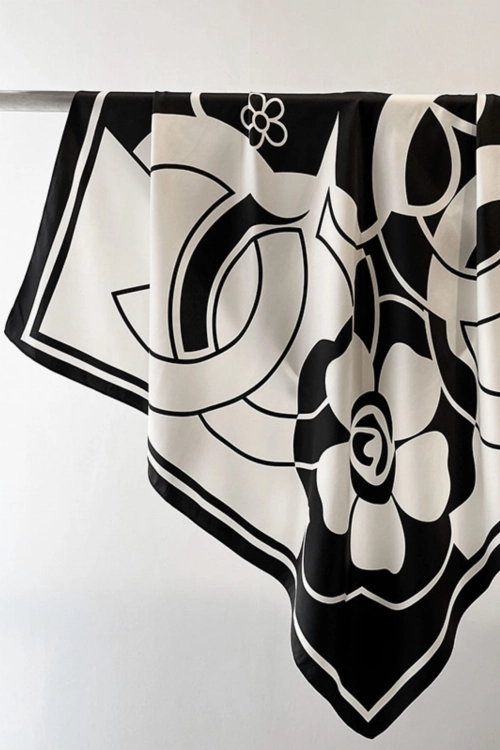 Apaszka damska jedwabiste wykończenie klasyczny fason, geometryczny wzór, kwiatowy motyw,  90 × 90 cm, kolor czarny i biały