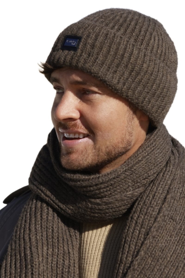 martin-czapka-11 Komplet męski — elastyczny ściągacz brązowej czapki i szalika, zbliżenie faktury