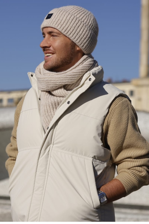 Czapka MARTIN – beżowa, podwinięty mankiet, zbliżenie faktury