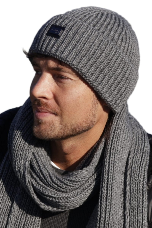 martin-czapka-07 Komplet męski — elastyczny ściągacz grafitowej czapki i szalika, zbliżenie faktury