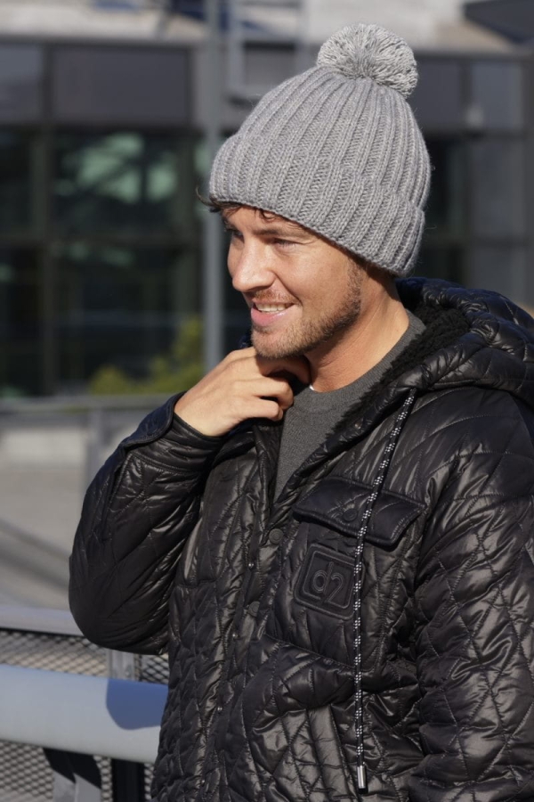 John-Jasnoszara czapka męska John z pomponem, prążkowana, widok z boku