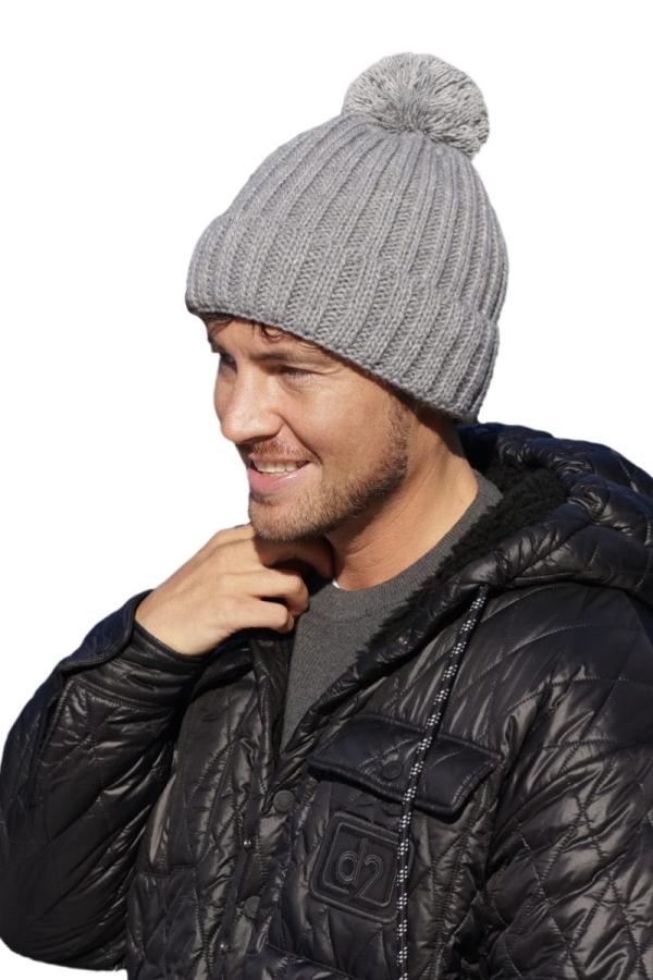 John-06 Czapka męska – prążkowana faktura, brak podszewki, zbliżenie detalu i pompona