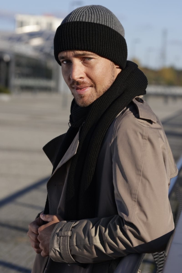 leon-08 Czapka męska dwukolorowa Leon, czarny pas u dołu, widok z boku