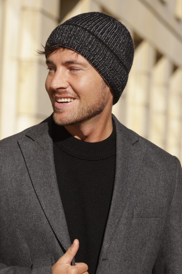 GABRIEL-08.Czapka męska czarna, splot prążek z wysokim mankietem, widok z przodu