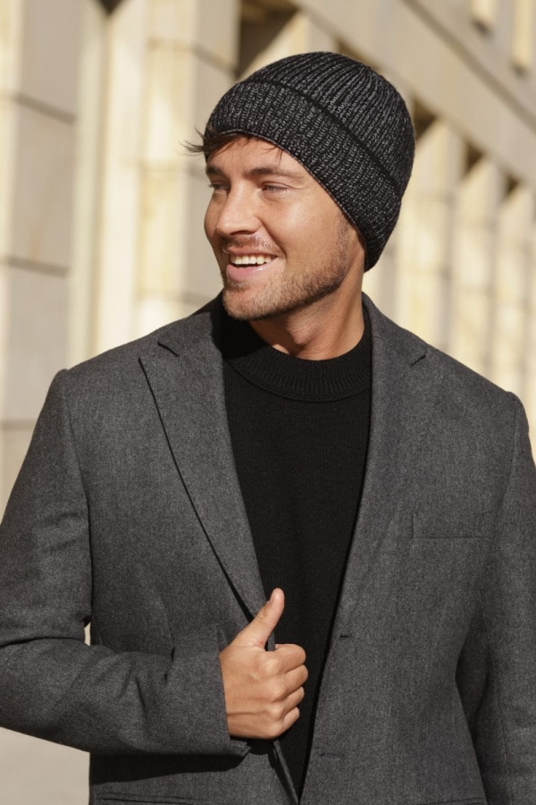 GABRIEL-08 Czarna czapka męska Gabriel, prążkowana, bez podszewki, widok z boku