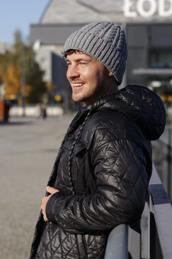 John-06.Czapka męska szara, splot gruby prążek z mankietem, widok z przodu