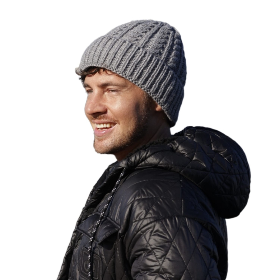 John-06 (2).Czapka męska John szara, prążkowana, bez podszewki, widok z boku