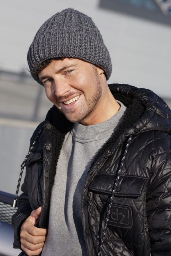 John-07 Czapka męska grafitowa, splot prążek z mankietem, widok z przodu