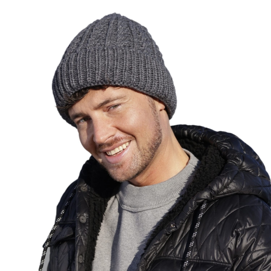 John-07 Grafitowa czapka męska John, prążkowana, bez podszewki, widok z boku