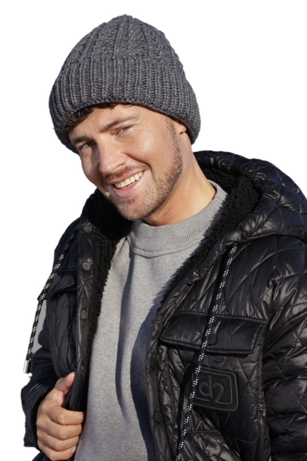 John-07 Czapka męska – prążkowana faktura i wywijany brzeg, zbliżenie