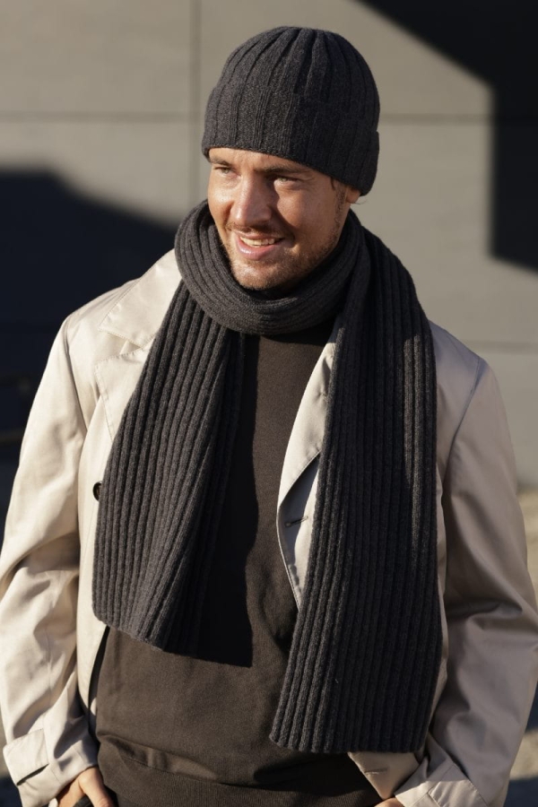 Trevor-07 Komplet męski grafitowy, czapka i szalik, prążkowana dzianina, widok z przodu