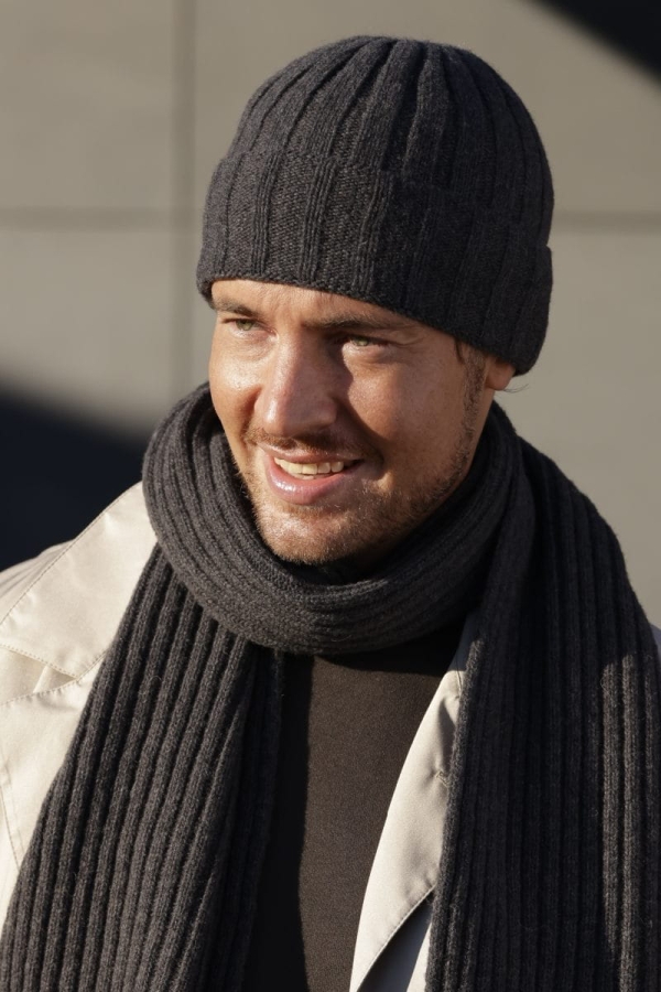 Trevor-07 Komplet Trevor – czapka grafitowa bez mankietu i prążkowany szalik, widok z boku