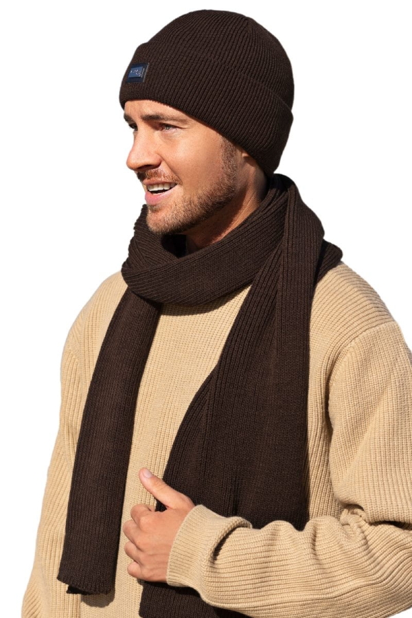 olivier-19 Komplet męski — prążkowana faktura brązowej czapki i szalika, zbliżenie dzianiny