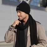 olivier-08 Komplet OLIVER — czarna czapka dwuwarstwowa i prążkowany szalik, widok z boku