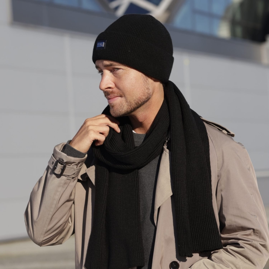 olivier-08 Komplet OLIVER — czarna czapka dwuwarstwowa i prążkowany szalik, widok z boku