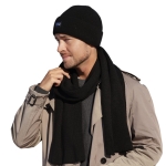 olivier-08 Komplet męski — prążkowana faktura czarnej czapki i szalika, zbliżenie dzianiny