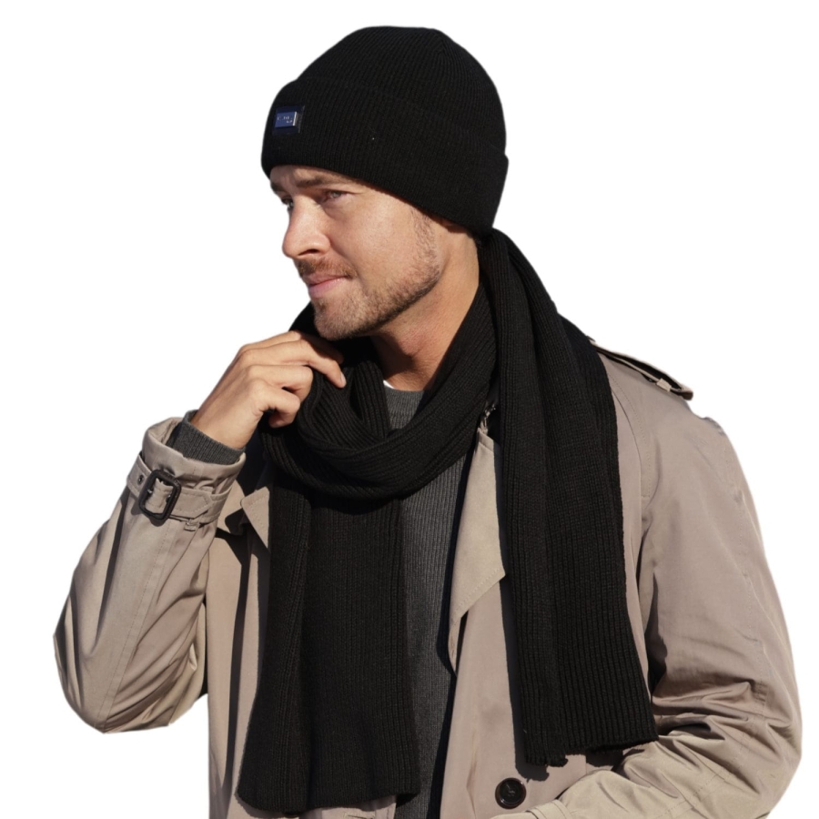 olivier-08 Komplet męski — prążkowana faktura czarnej czapki i szalika, zbliżenie dzianiny