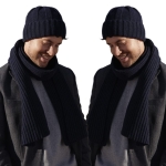 ben-12 Komplet męski — prążkowana faktura granatowej czapki i szalika, zbliżenie dzianiny