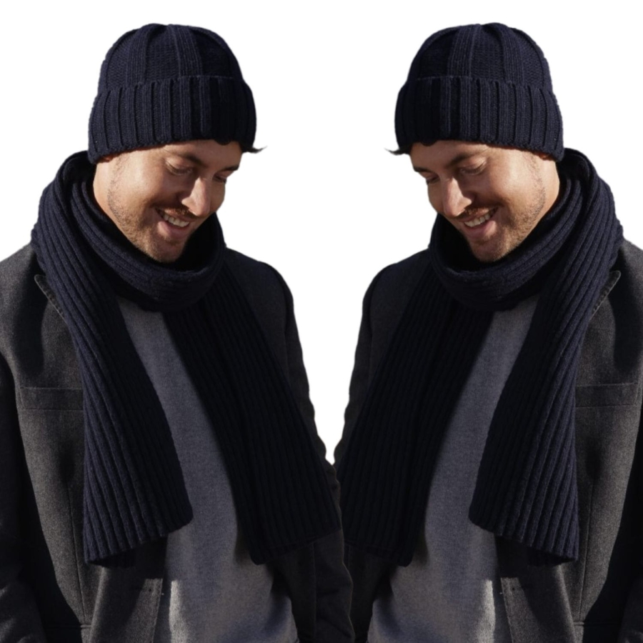 ben-12 Komplet męski — prążkowana faktura granatowej czapki i szalika, zbliżenie dzianiny