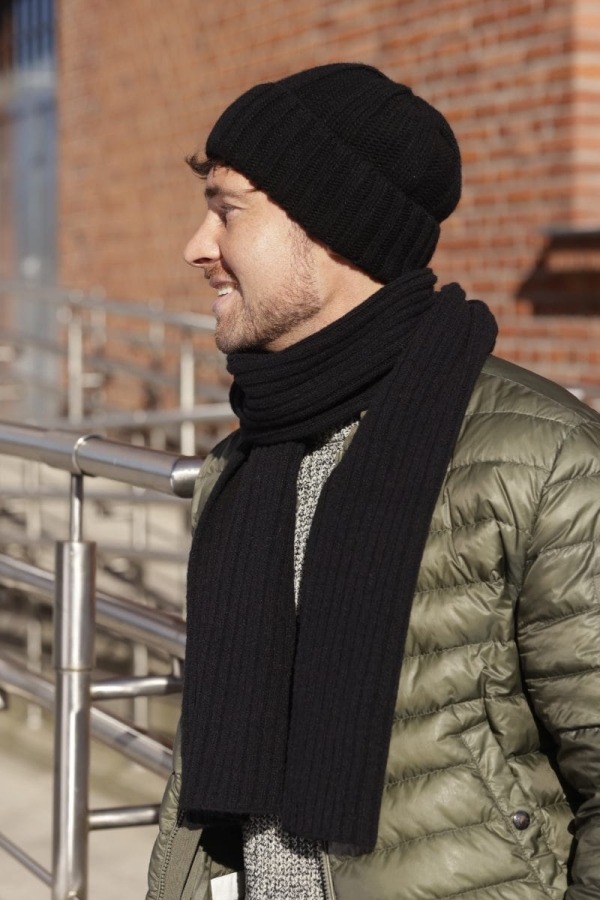 ben-08 Komplet męski czarny BEN — czapka z mankietem i szalik, prążek, widok z przodu