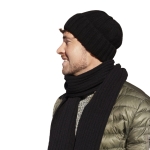ben-08 Komplet męski — prążkowana faktura czarnej czapki i szalika, zbliżenie dzianiny