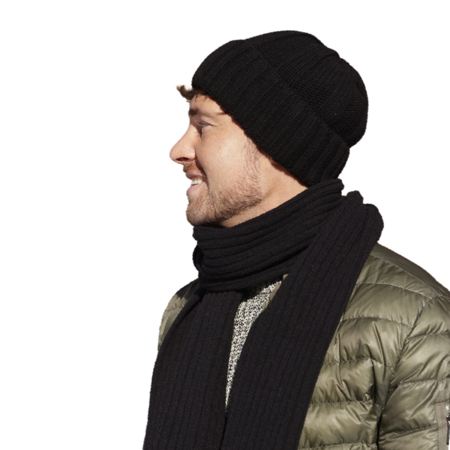 ben-08 Komplet męski — prążkowana faktura czarnej czapki i szalika, zbliżenie dzianiny