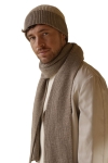 leon-04 Komplet LEON — ciemnobeżowa czapka bez podszewki i prążkowany szalik, widok z boku