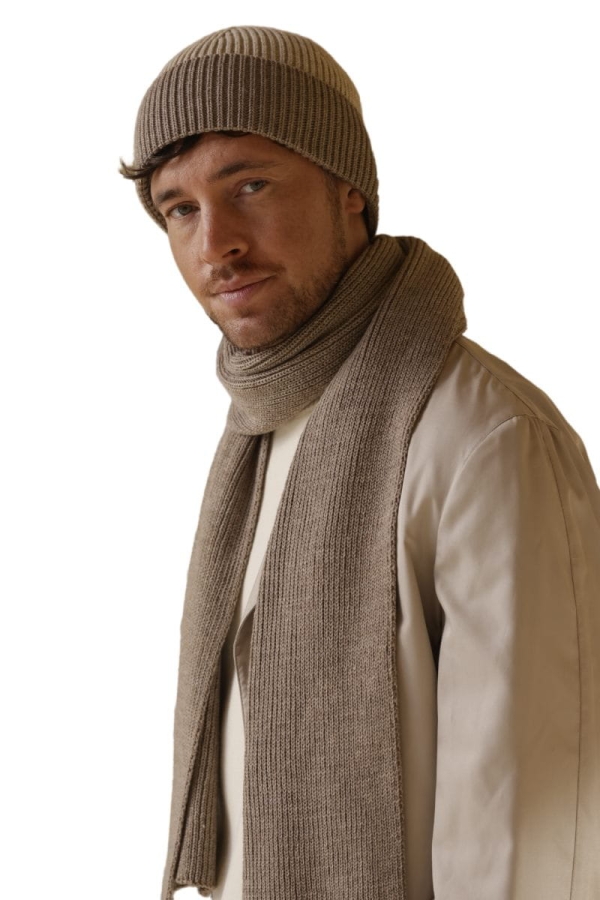 leon-04 Komplet LEON — ciemnobeżowa czapka bez podszewki i prążkowany szalik, widok z boku