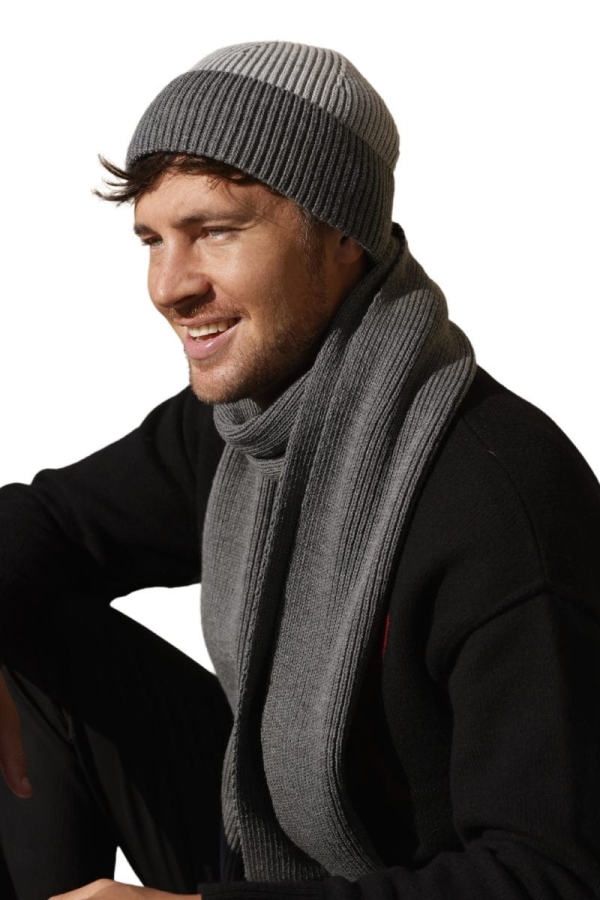 leon-07 Komplet LEON — grafitowa czapka bez podszewki i prążkowany szalik, widok z boku