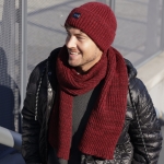 MARTIN-15  Komplet MARTIN — bordowa czapka bez podszewki i prążkowany szalik, widok z boku